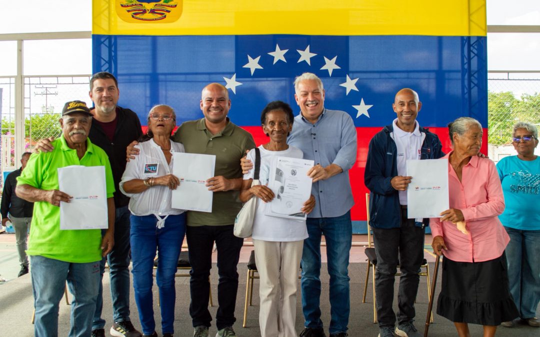 Gobernador Elio Serrano entrega 462 títulos de propiedad de tierra
