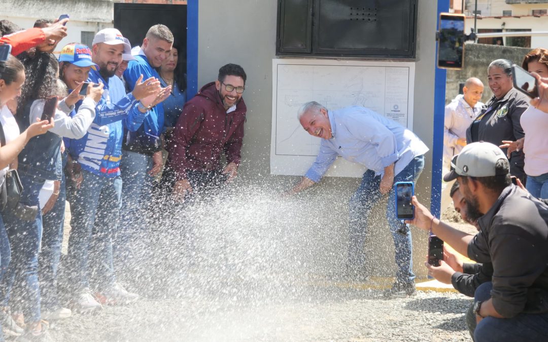 Gobernador Elio Serrano inauguró pozo de agua en Los Teques
