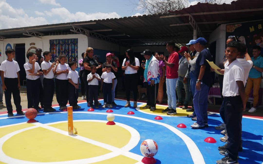Alcaldía de Charallave rehabilita espacios de la escuela Los Palos Grandes II