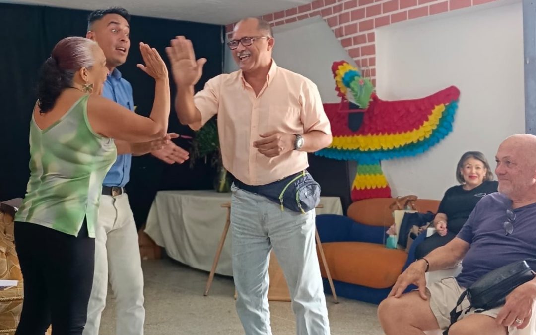 Miranda lleva bienestar emocional a abuelos de Carrizal con la obra “Palabras Maravillosas