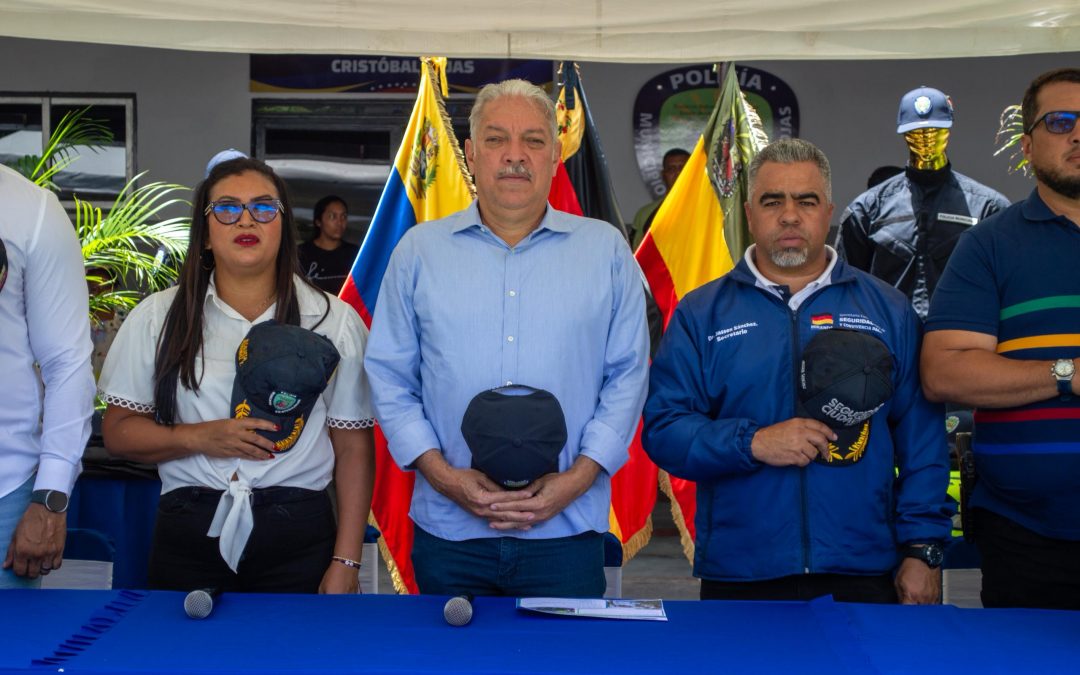 Gobierno de Miranda entregó dotación de uniformes a efectivos de la Policía de Cristóbal Rojas