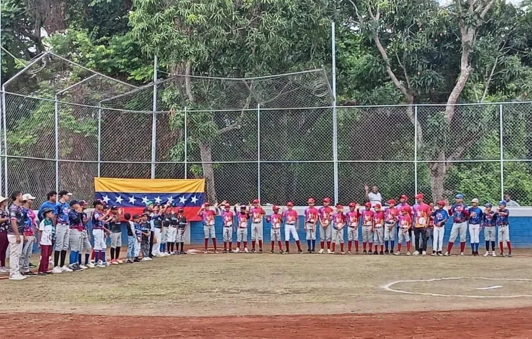 Rehabilitan e inauguran estadio de béisbol menor Tomás García