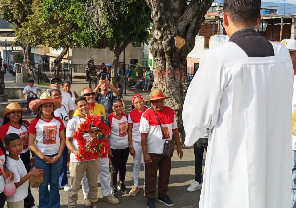 Mirandinos vistieron de rojo para anunciar la llegada de San Juan Bautista en Guarenas