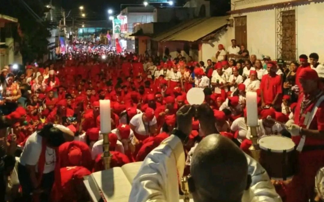 Pueblo de Yare acompaña al Santísimo hacia El Calvario en víspera de Corpus Christi