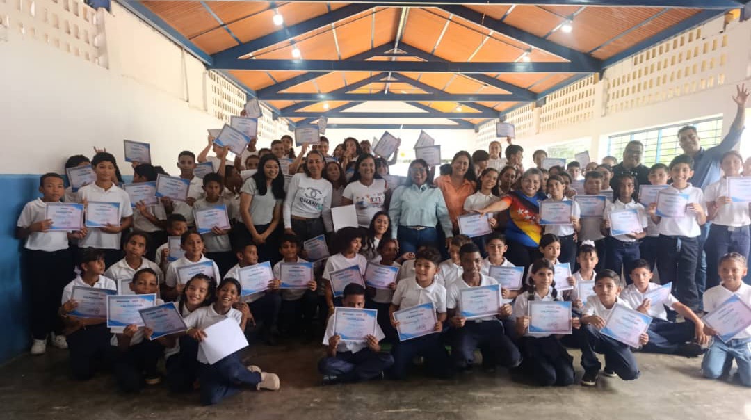 Miranda certificó a 107 estudiantes en formación digital en la biblioteca El Cartan de Independencia