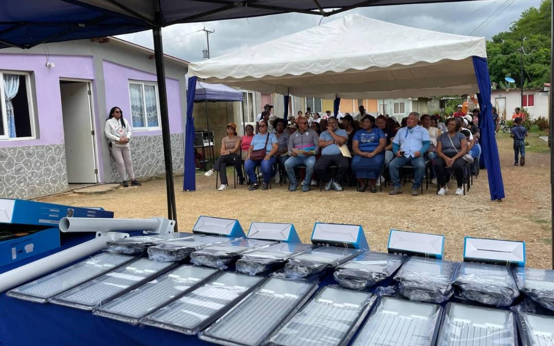 Comunas de Eulalia Buroz recibieron equipos para mejorar sistema de iluminación en calles