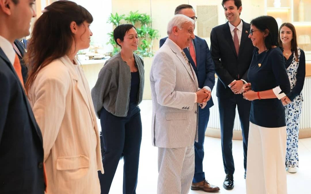 Delcy Rodríguez y sector privado afianzan inversión turística en el país