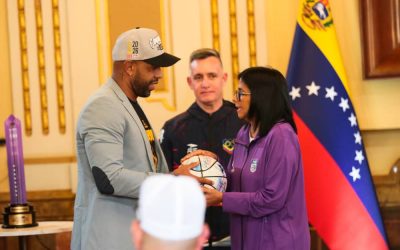 Presidenta encargada Delcy Rodríguez galardonó a basquetbolistas femeninos y masculinos por hazañas alcanzadas