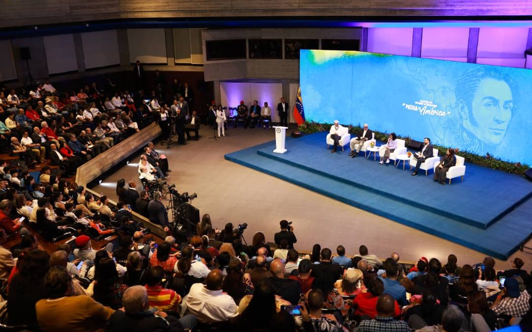 Presidenta (E) Delcy Rodríguez llama a consolidar la unión regional en la clausura del Coloquio Internacional «La Patria es América»