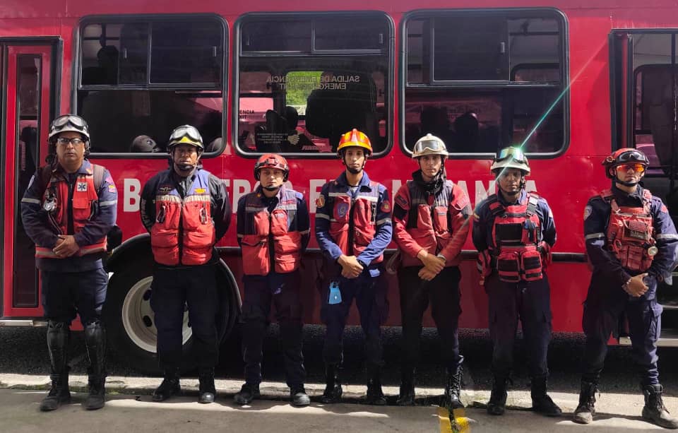 Bomberos de Miranda se suman a labores de rescate en La Guaira