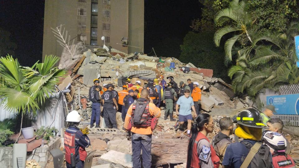 Bomberos de Miranda desplegados en la entidad tras sismo de este miércoles