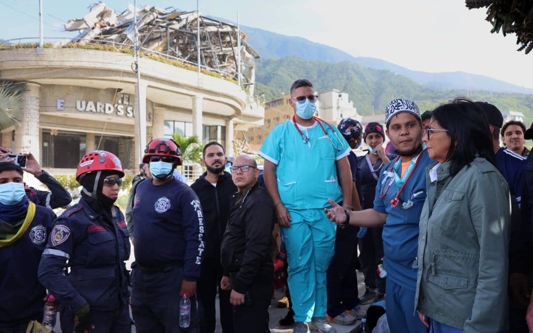 Delcy Rodríguez lidera operaciones de rescate en Macuto tras colapso de estructuras por doble sismo
