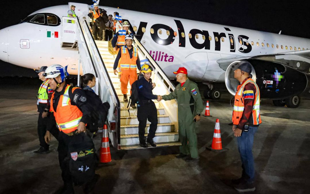 Rescatistas internacionales desplegados en La Guaira tras los dos sismos de gran magnitud del 24 de junio