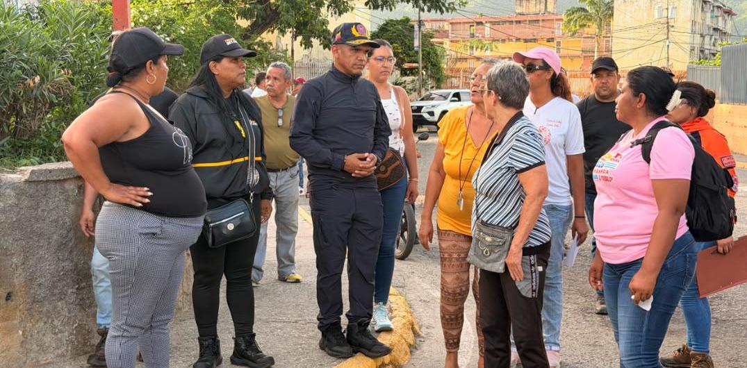 Mantienen despliegue integral en Guarenas para atender a familias afectadas por el sismo
