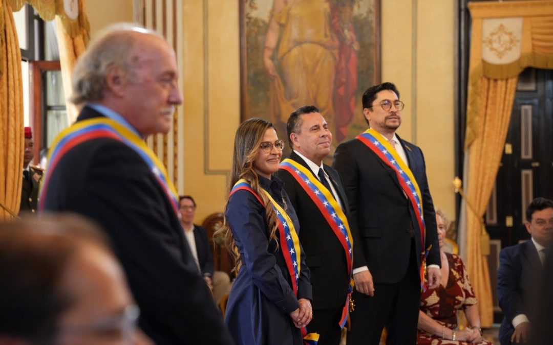 Presidenta (E) Delcy Rodríguez condecora a los defensores de la Guayana Esequiba