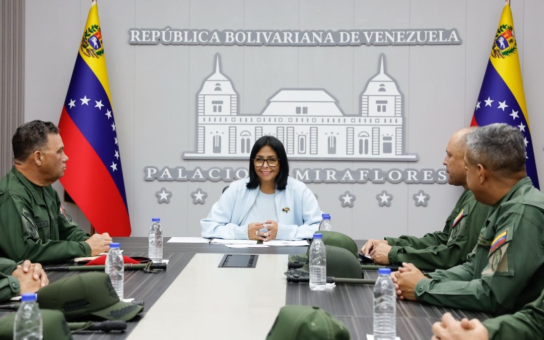Delcy Rodríguez se reúne con el Alto Mando Militar para evaluar el Plan de 100 Días