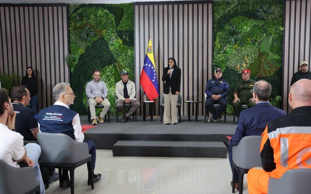 Venezuela condecora a brigadistas de Italia y Suiza por rescates