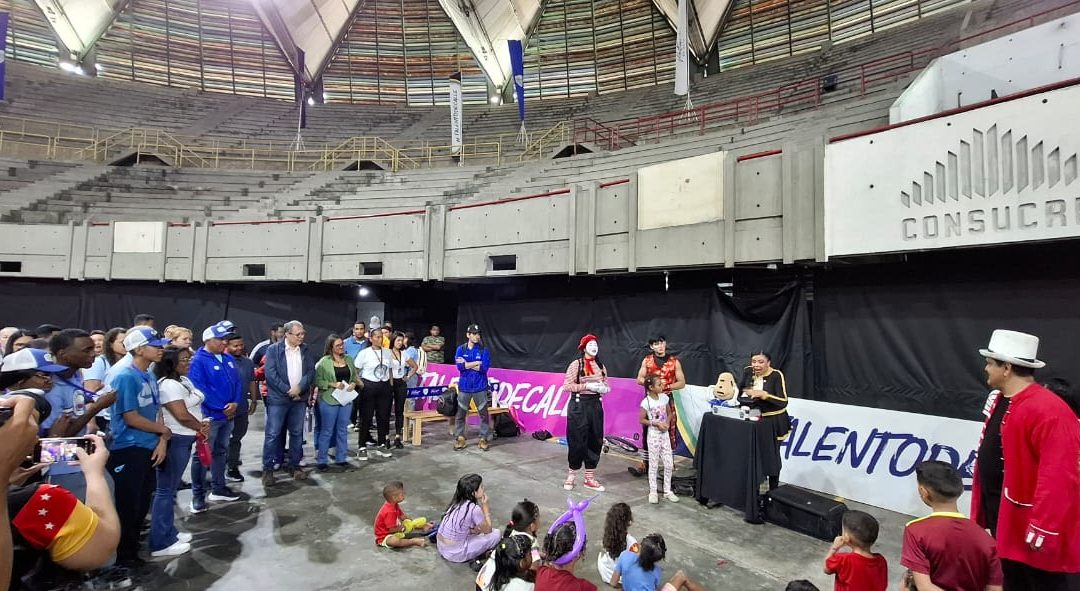 Despliegan atención integral para familias atendidas en campamento transitorio de Sucre