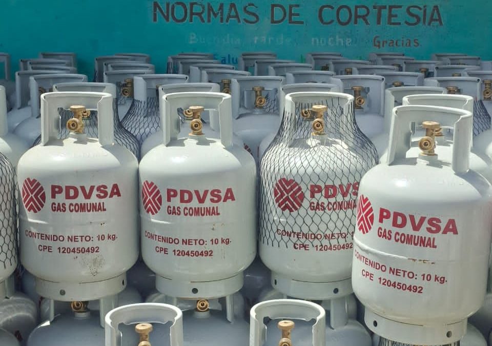 Comunas de Simón Bolívar reciben 460 cilindros de gas