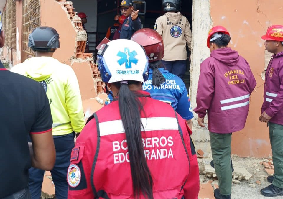 Bomberos de Miranda evalúan estructuras afectadas por sismos