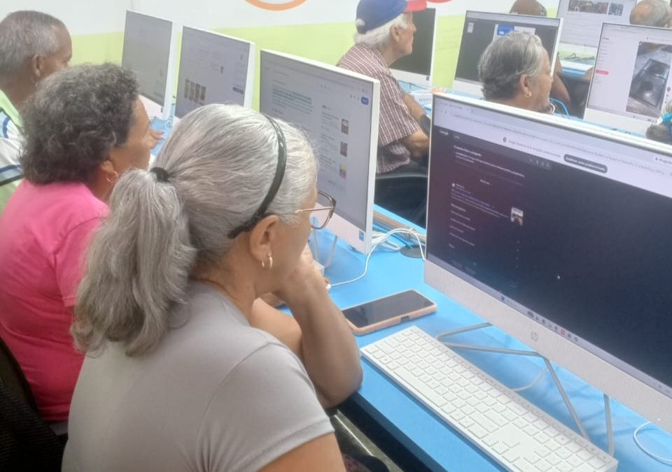 Miranda impulsa la memoria histórica y la alfabetización digital en adultos mayores de Indeprendencia