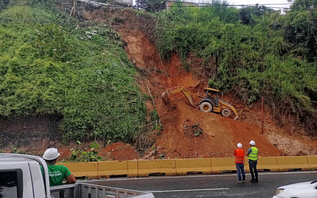 Despejan 500 metros cúbicos de material arcilloso y vegetal en Km 20 de la Panamericana