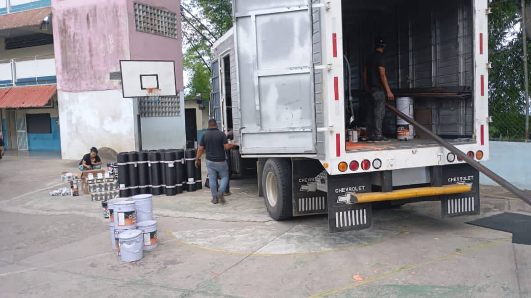 Inframir y Fede entregan materiales para rehabilitación de escuelas en Guaicapuro