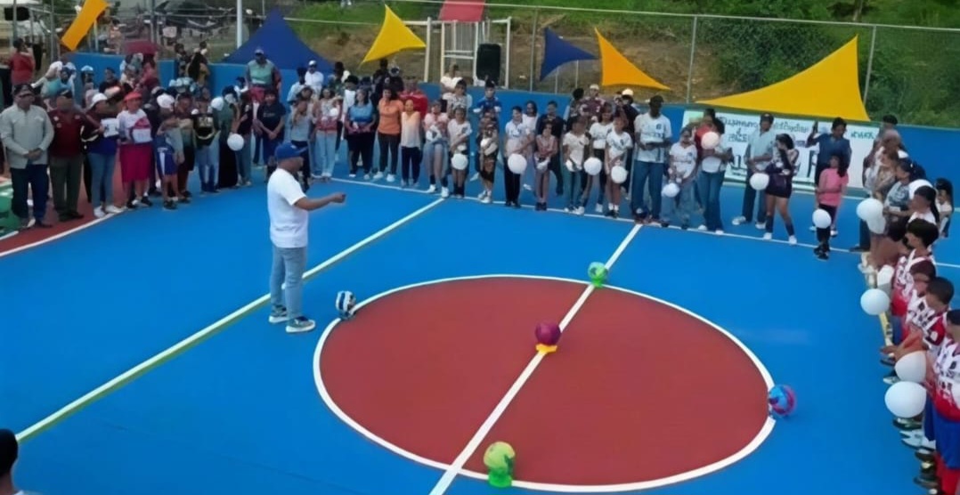 Rehabilitan canchas para la juventud en dos comunas de Santa Teresa del Tuy