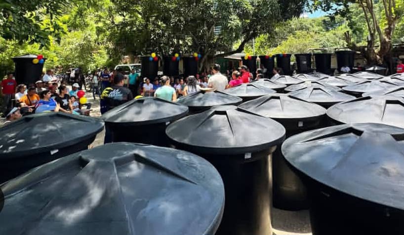 Entregan tanques de agua a familias de la comuna Poder Revolucionario del municipio Urdaneta