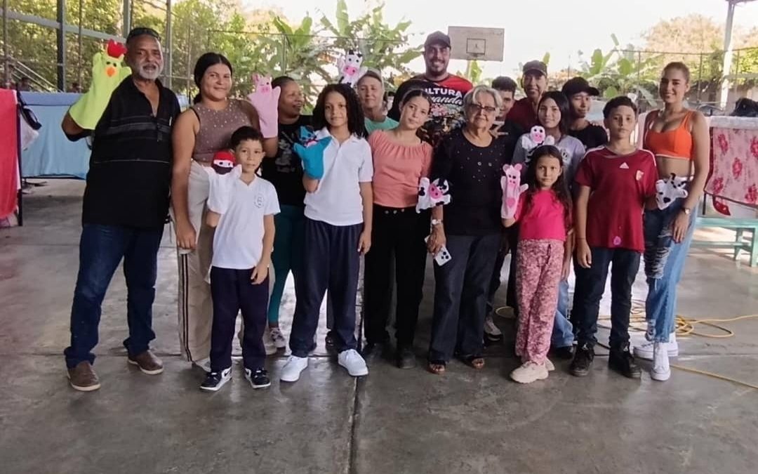 Taller de títeres llenó de color e integración al campamento transitorio Altamira de Santa Teresa