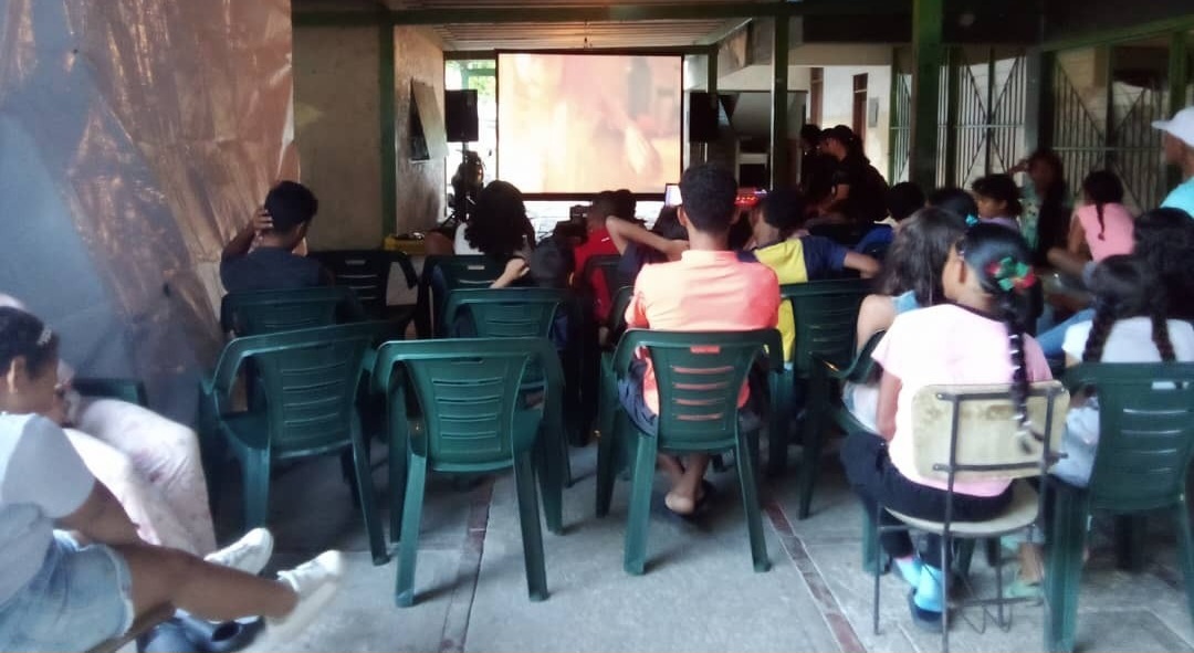 Cine comunitario alegró familias del campamento transitorio Luisa Cáceres de Arismendi en Guarenas