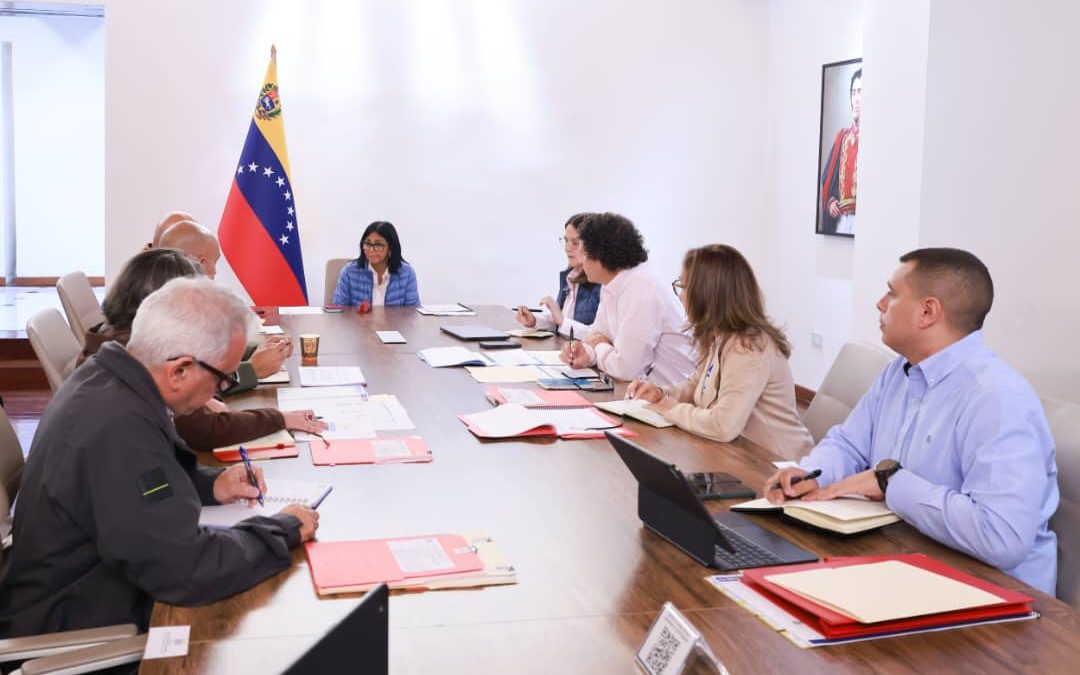Evalúan avances de planes de construcción de viviendas para familias afectadas por terremotos