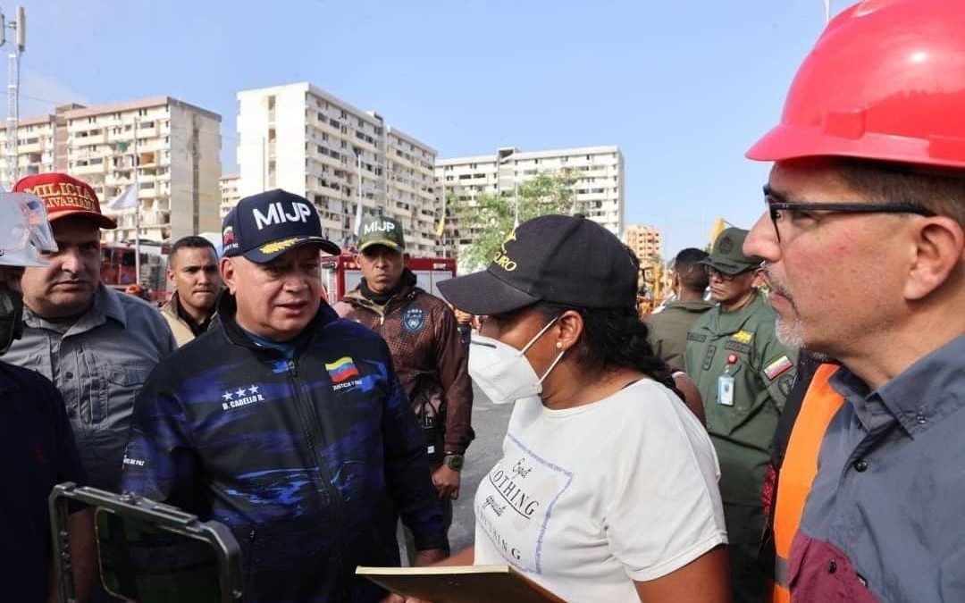 Ejecutan demolición controlada de edificio en riesgo de La Guaira