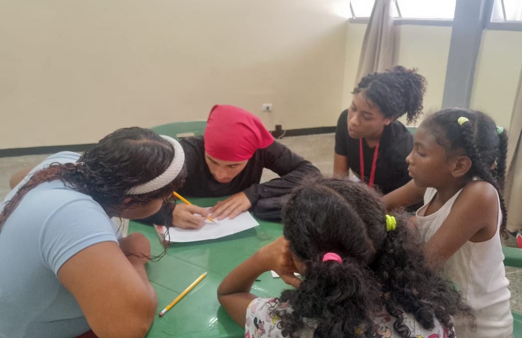 Llevan taller de dibujo y pintura a niños del campamento Gran Mariscal de Ayacucho en La Dolorita