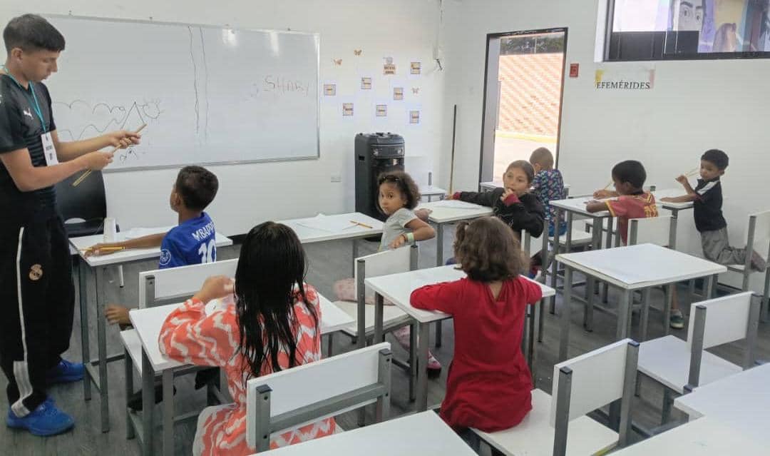 Niños del campamento Antonio José de Sucre en Mariches, se divierten y aprenden trabajo en equipo con taller de Juegos Tradicionales»