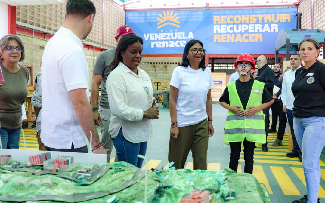 Presidenta Delcy Rodríguez inspeccionó carpintería comunal «La Limonera» dedicada a la confección de enseres para familias afectadas por los sismos