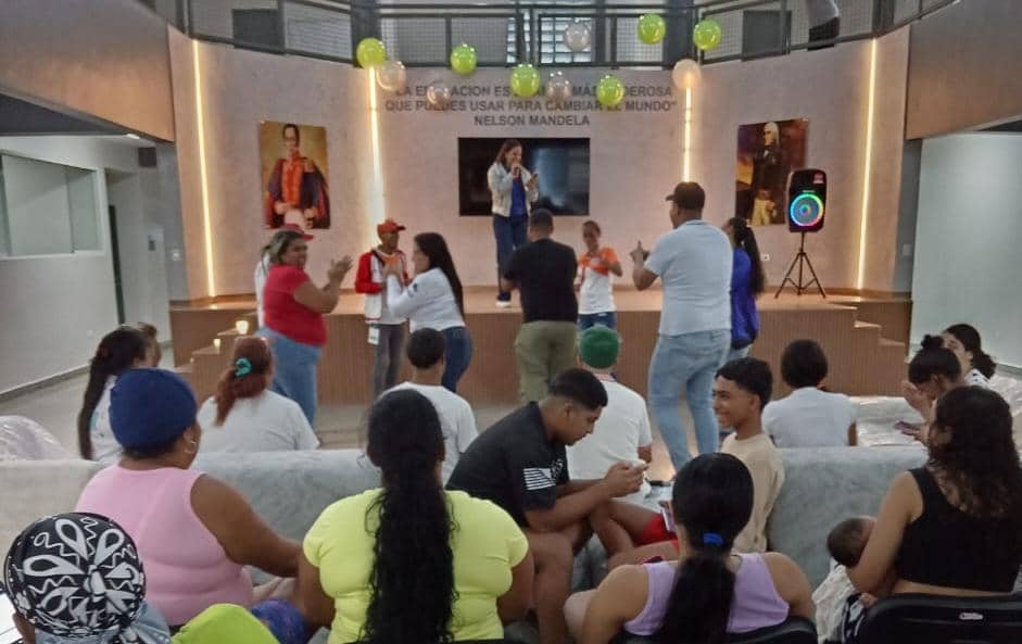 Boleros llenaron de música el Campamento Transitorio UEE Francisco Iznardi de Sucre