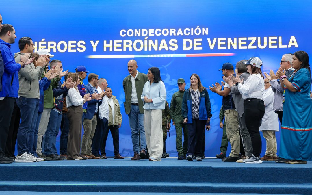 Condecoran a rescatistas con la orden Héroe de Venezuela