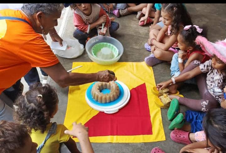 La Ruta de la Esperanza llevó la «Fiesta del Cocotero Mágico» al campamento Alejo Fortique de Baruta