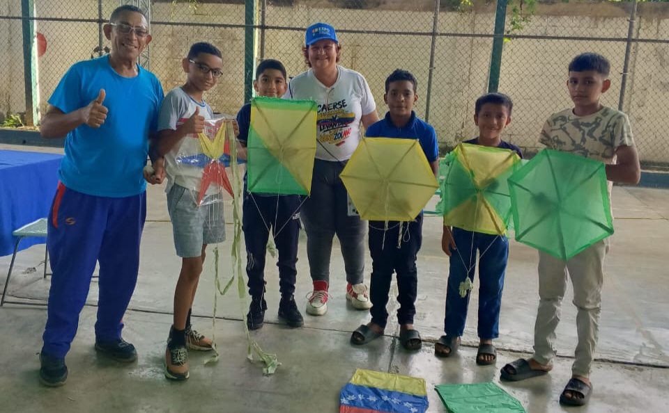 Taller de juegos tradicionales llenó de alegría y creatividad a los niños tereseños