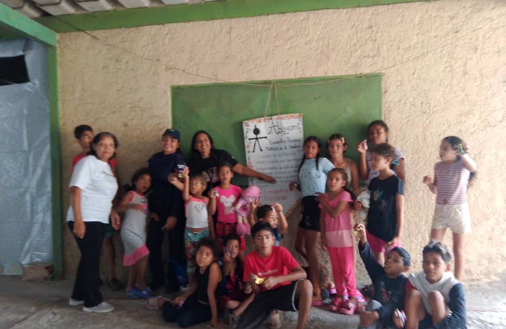 Comuna Robert Serra de Guarenas rinde homenaje al legado afrodescendiente con taller de la muñeca «Abayomí»