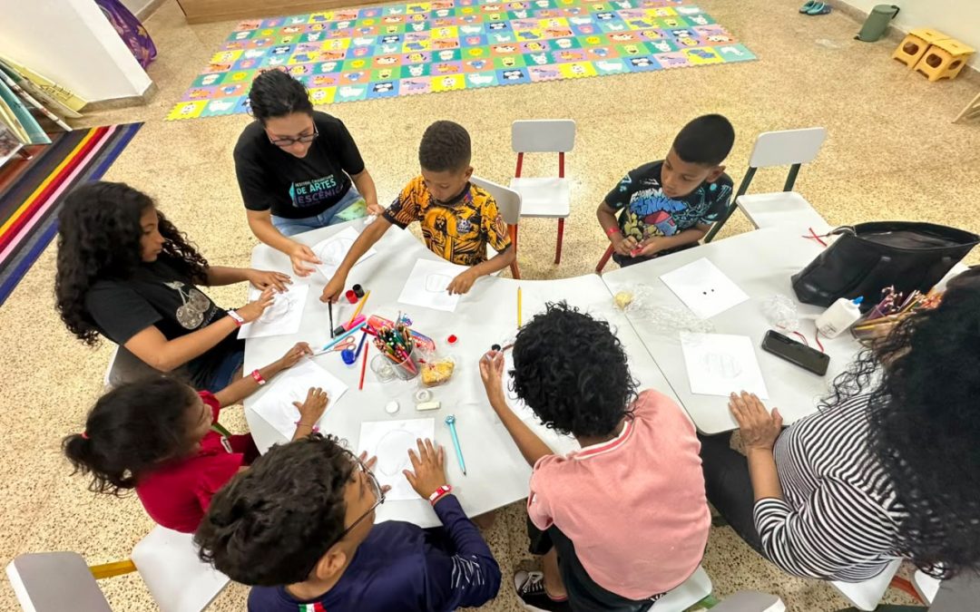 La «Ruta de la Esperanza» llevó lectura, artes plásticas y mimo al campamento El Libertador de Chacao