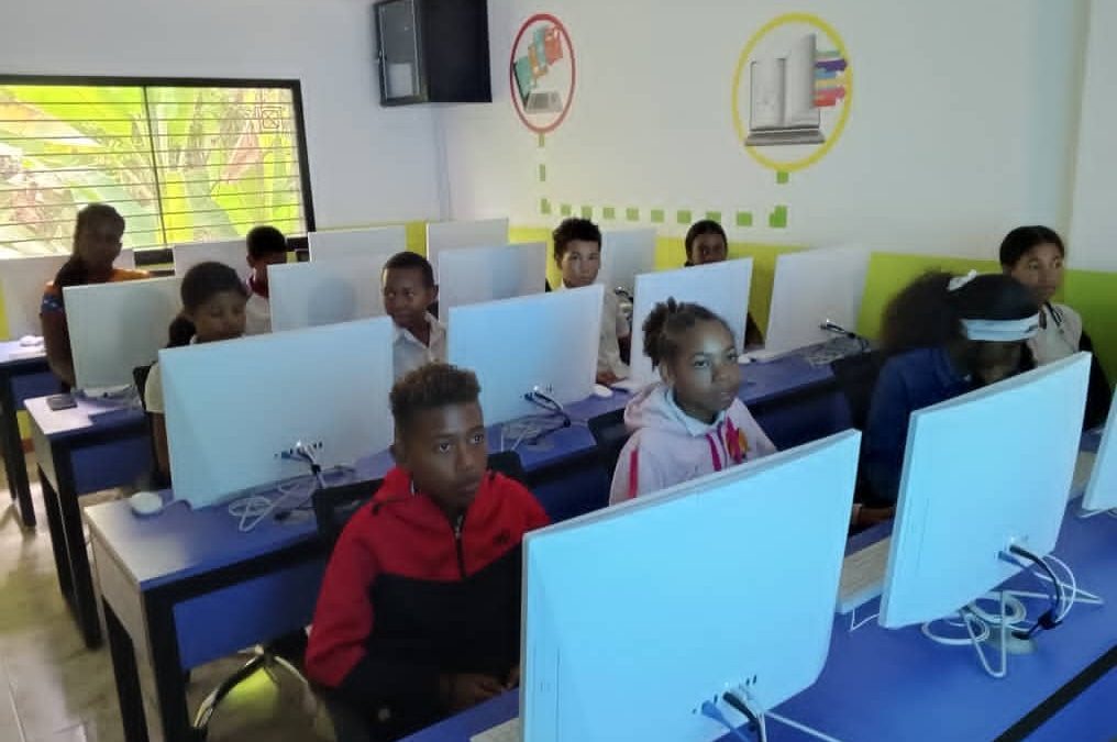 Miranda conecta generaciones con taller gratuito de computación básica en Acevedo
