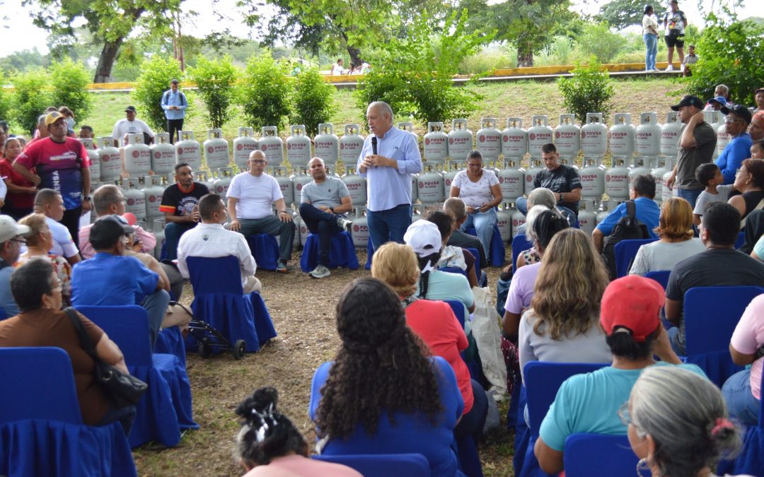 Entregan 500 cilindros de gas a cinco comunas de la parroquia Santa Teresa del Tuy