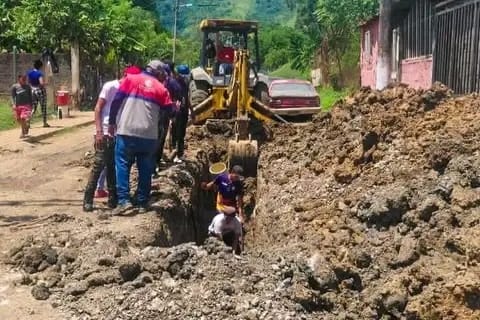 Atienden avería de aguas servidas en Ocumare del Tuy