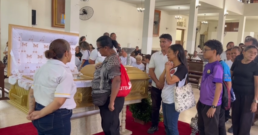 Feligreses despiden al obispo de Guarenas en capilla ardiente