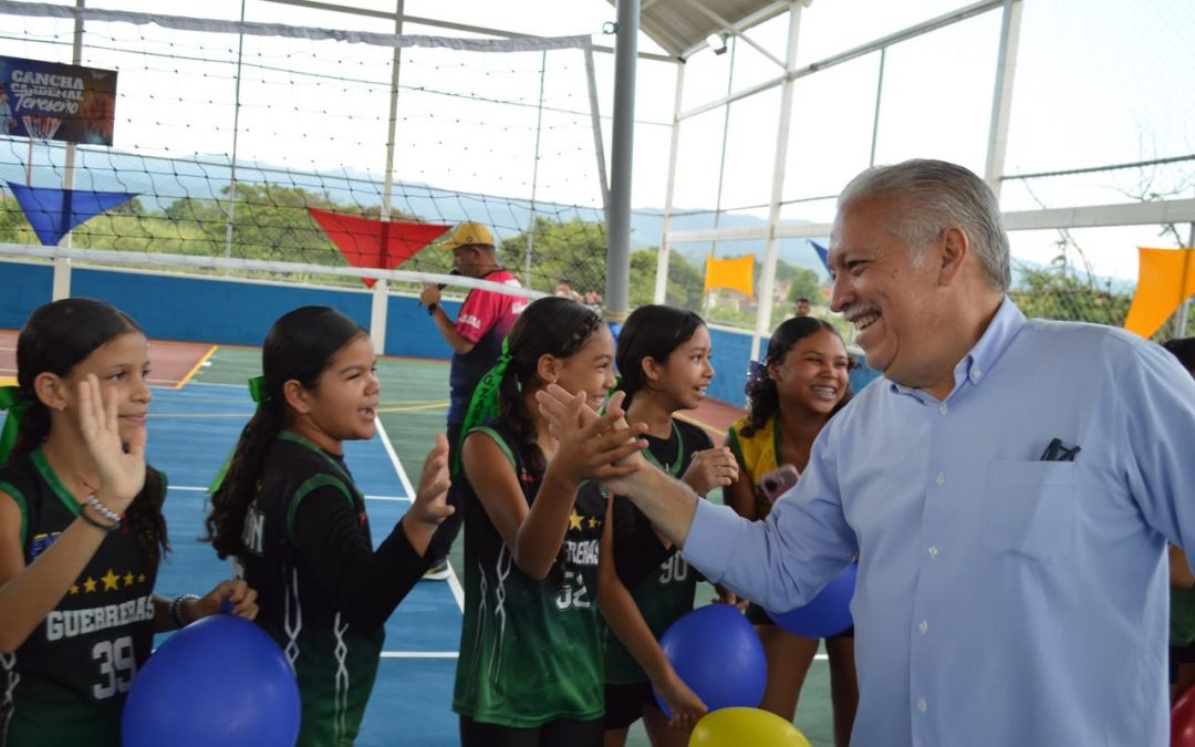 Inauguran nueva cancha deportiva y estadio de béisbol en Santa Teresa del Tuy