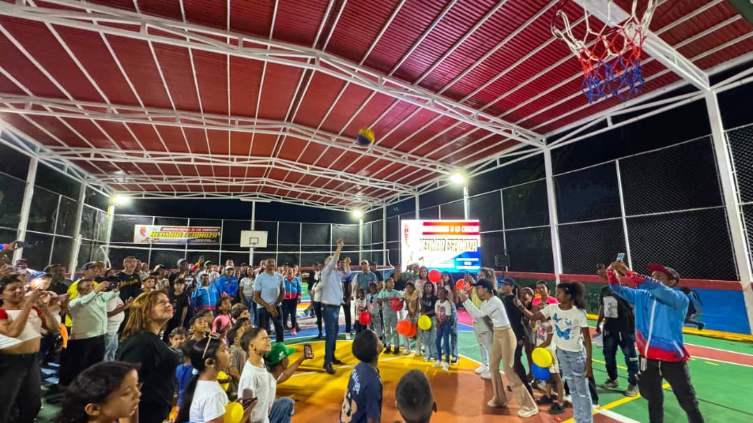 Gobernador Elio Serrano reinauguró la Cancha Deportiva «Neomar Espinoza» en Santa Lucía