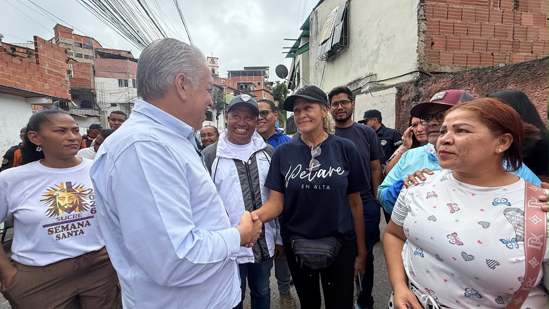 Atienden a 98 familias tras crecida del río Guaire en Petare