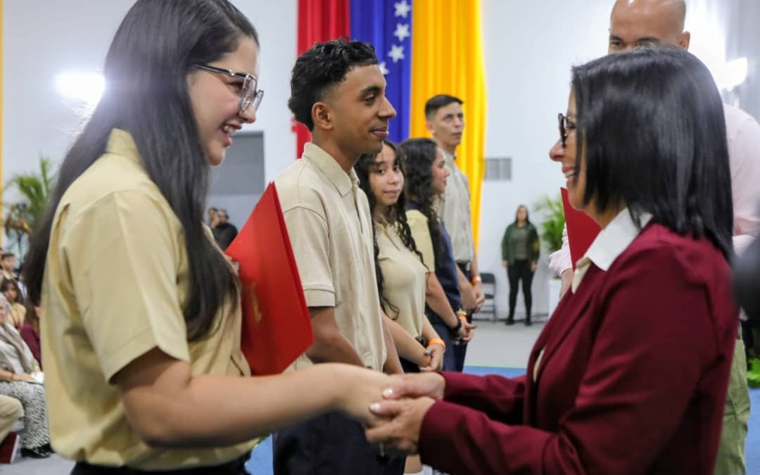 Presidenta Delcy Rodríguez entregó reconocimientos a 439 bachilleres que alcanzaron el promedio máximo de 20 puntos